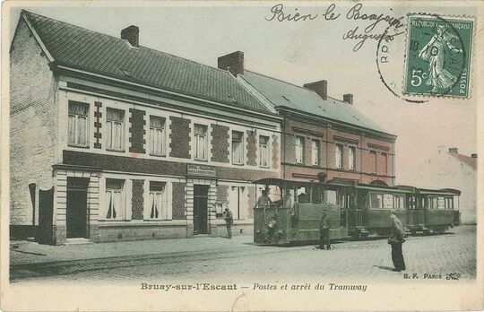 Vers 1905. Le Tramway à vapeur qui passe toutes les heures s’arrête devant le bureau de poste
