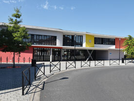 Photo façade école Cury depuis la place Henri Dure